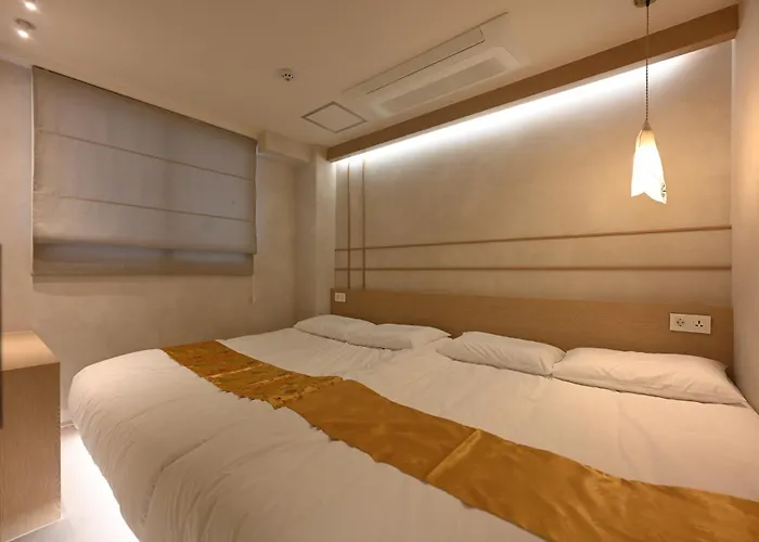 희희喜喜, 서면역 도보 2분, 침대7개,16명 단체숙소,자쿠지,3박이상 픽업, 5박이상 픽드랍서비스 Appartement Busan