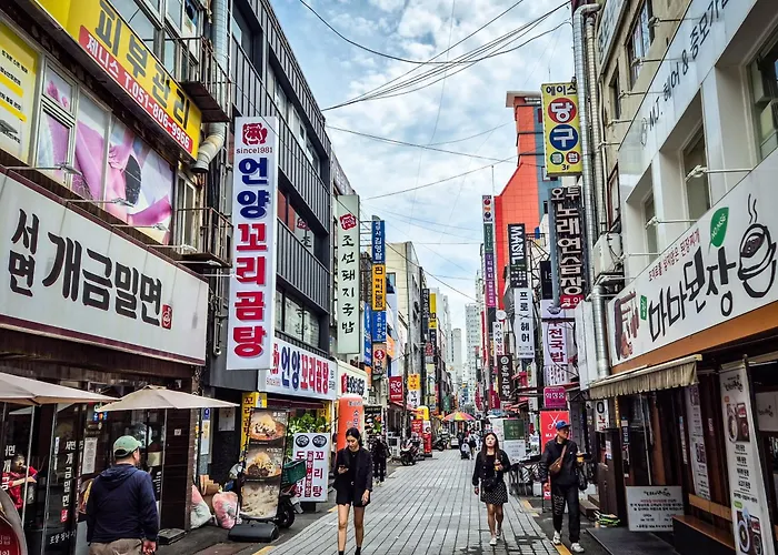 희희喜喜, 서면역 도보 2분, 침대7개,16명 단체숙소,자쿠지,3박이상 픽업, 5박이상 픽드랍서비스 Busan